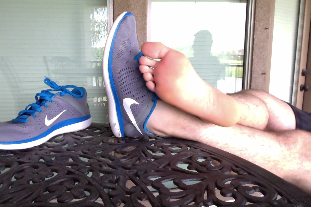 footguy1976:  barefootbro22:  fratboyfeet:After a hard workout at the gym and a 2