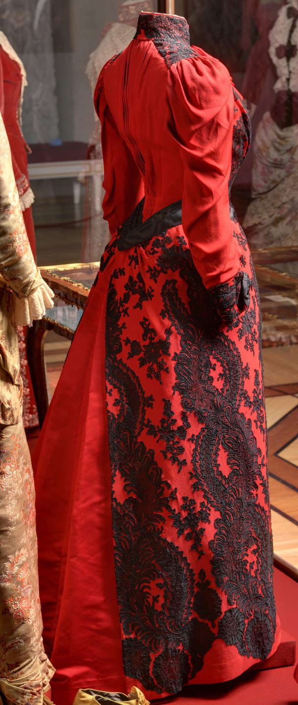teatimeatwinterpalace:   Dress of Empress Maria Feodorovna, 1888. © The State Hermitage