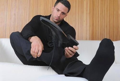 guysnylontightsblacksocks:  SHIT THEY STINK!!!
