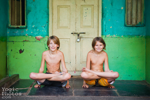 Kate, Ethan & Bodhi….family extrodonaire! In Mysore, India. Christine Hewitt © yogicphoto