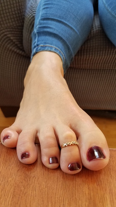 myprettywifesfeet:A cute close up of her pretty toes gripping the edge of the coffee table.please comment  👃🦶🤪