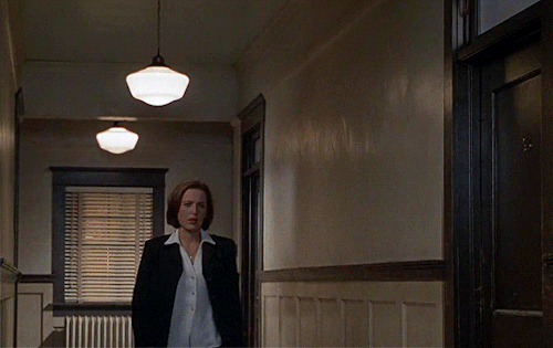 thexfiles:“There’s a sequence after Mulder arrives back in his apartment to confirm Kurtzweil’s exis