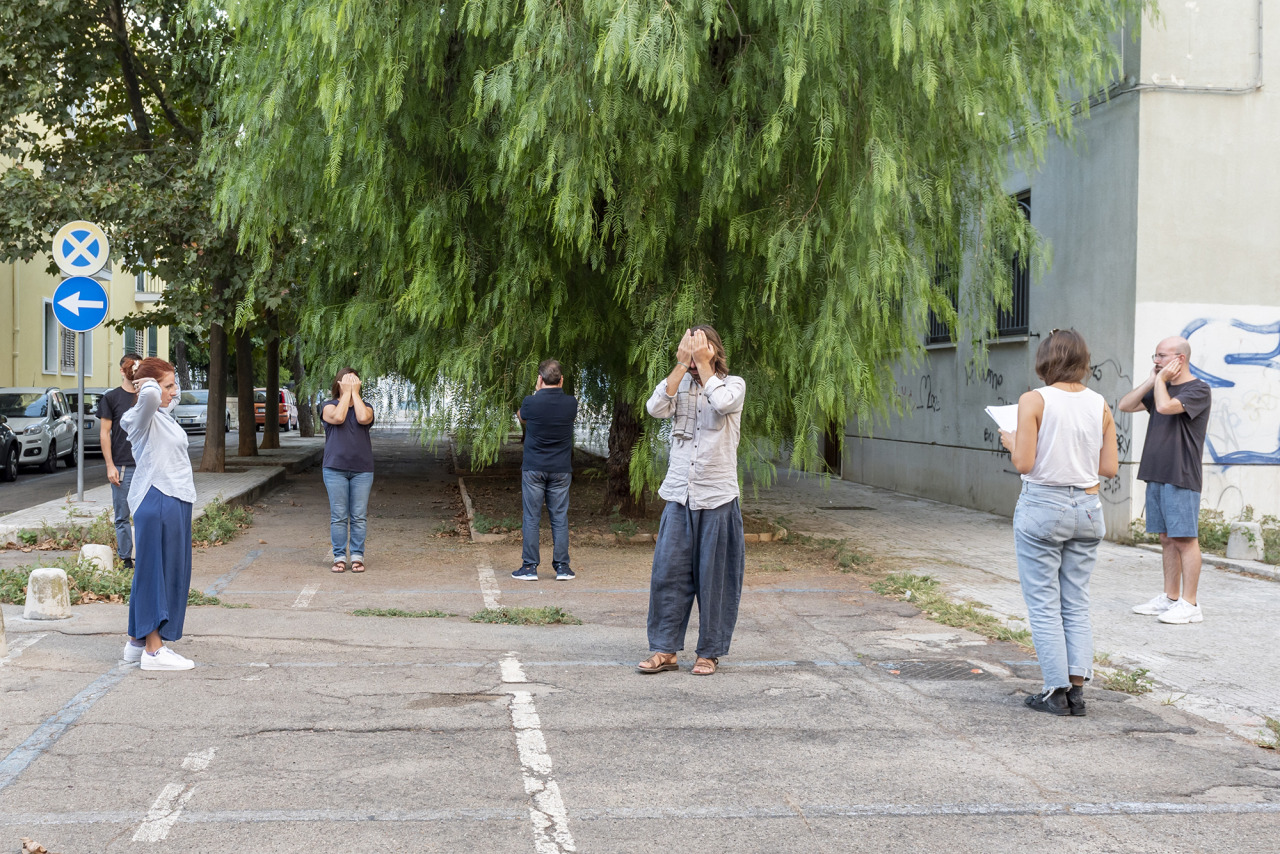 Roberta Mansueto (takecare) e Marta Olivieri, Corpotesto, nell'ambito di Performance di Parola tra Gesto e Architettura, Lecce - settembre 2020.
photo credit Alice Caracciolo_courtesy studioconcreto