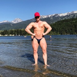 joakimgarder:  Not everyday you can take a dip in a lake with snowcovered mountains in the background. Just awesome!! 😎💪🏼🇨🇦