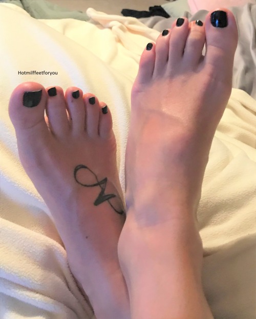 hotmilffeetforyou:  Ready for foot worship!