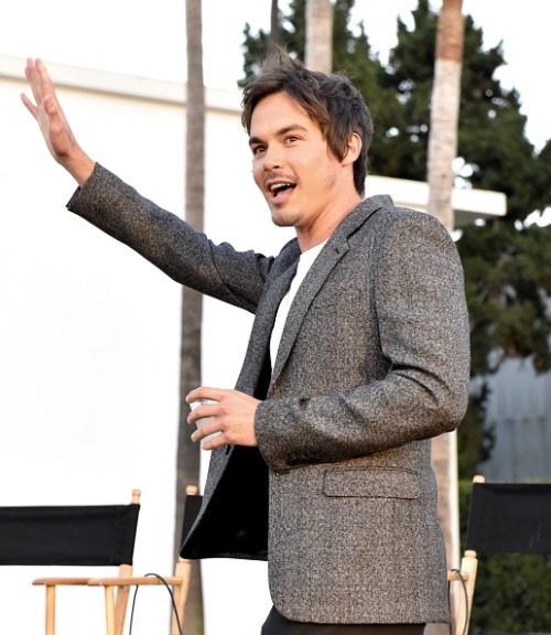 Porn Pics dailyblackburn:   Tyler Blackburn waves to