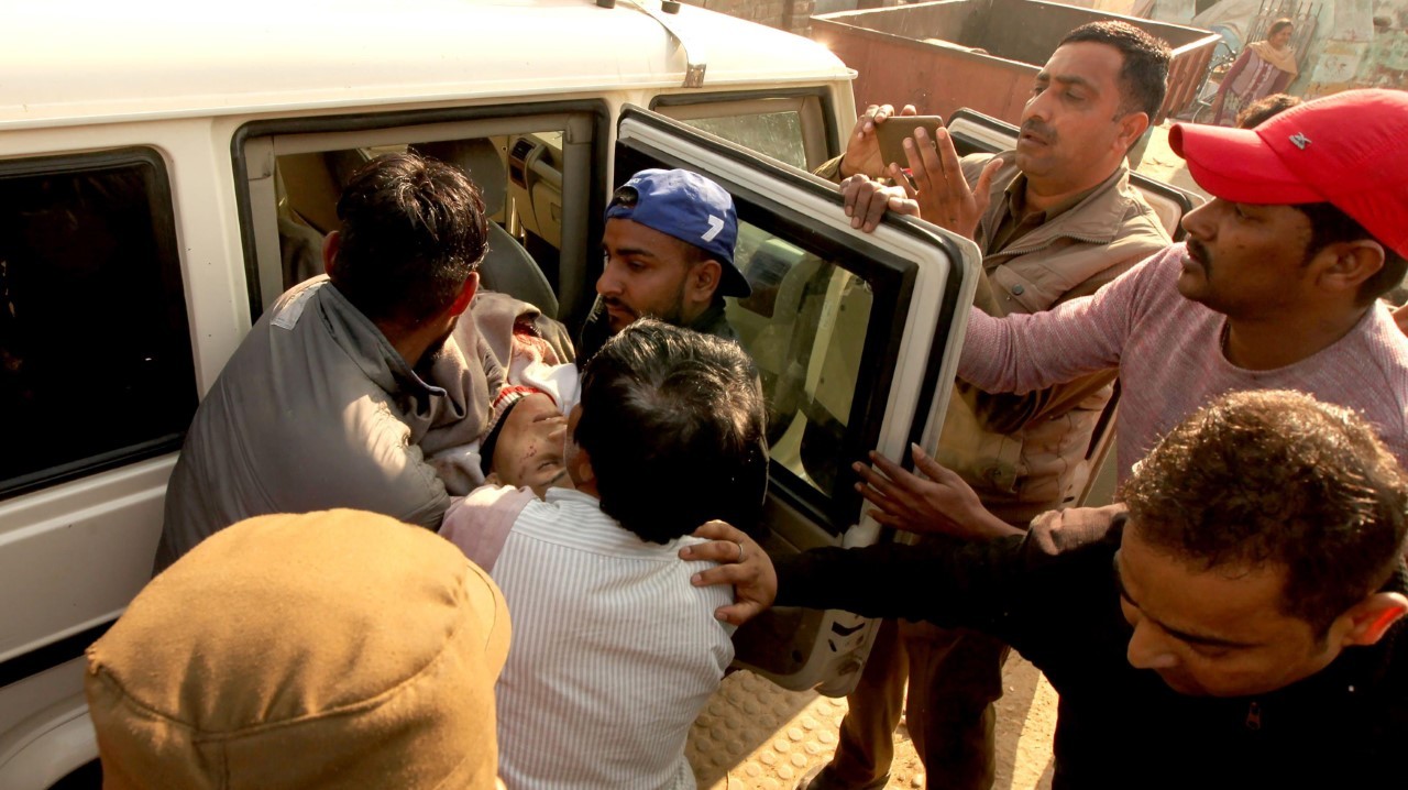 FRONTERA INDIA. Los aldeanos indios corren junto con su ganado para llegar a un lugar más seguro durante los bombardeos desde el lado pakistaní de la disputada frontera de Cachemira. Tres civiles, entre ellos un niño y un soldado fueron asesinados,...