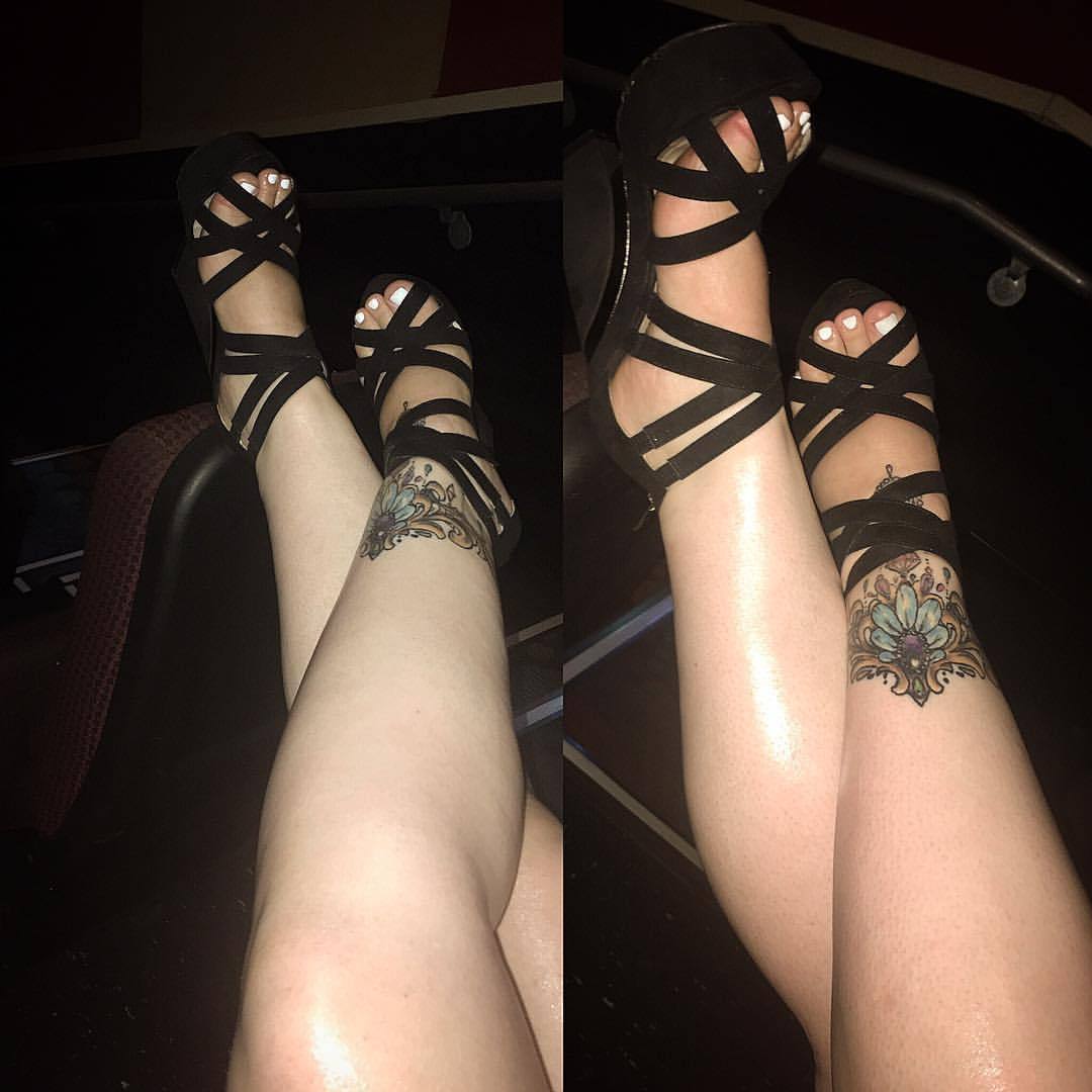 lolaspaws:  Those hot legs omg 😍🔥🙀 #toes #teamprettyfeet #instafeet #prettyfeet