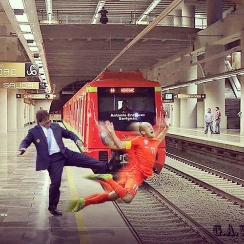sergiobris:  Take that #Robben  #Nederland #Holland #2014 #FifaWorldCup #Soccer #Mexico #NoEraPenal #ArjenRobben #Brasil #Brazil #Holanda