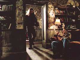 sensitivehandsomeactionman:Alec+hoodie | Dark Angel 2.18
