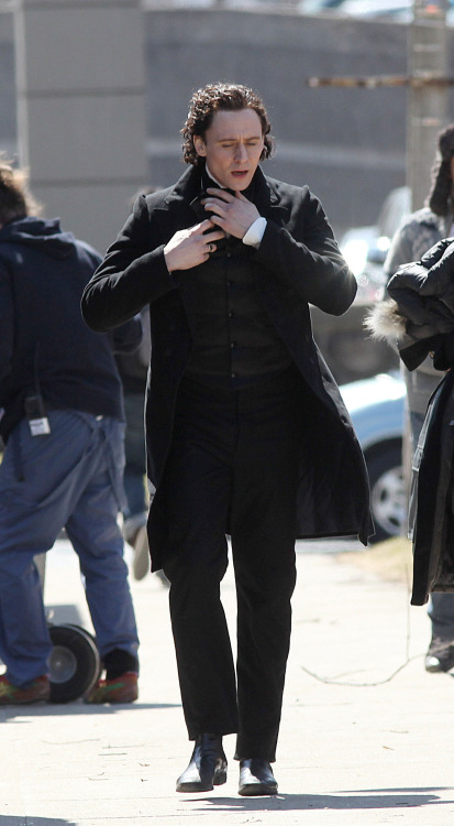vigwig:spooky-action-at-a-distance:torrilla:Tom Hiddleston films scenes for the new horror movie &ls