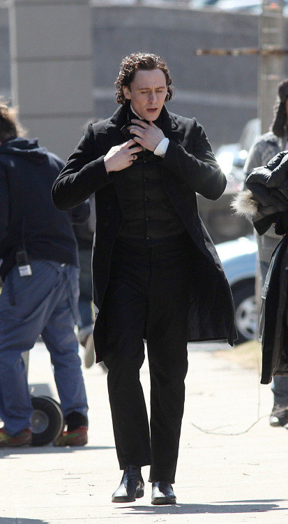 vigwig: spooky-action-at-a-distance: torrilla: Tom Hiddleston films scenes for the new horror movie 