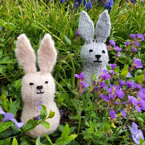 To cheer myself up a bit, I switched from winter decoration (knitted snowmen) to easter decoration, 