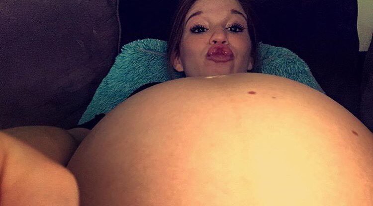 maternityfashionlooks:  Such an adorable picture of beautiful mommy-to-be @_mrserskine