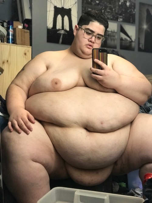 luvchubbbs: thenotorious-pig: Waiting for my phone to blow up as big as this belly. Tell me how you 