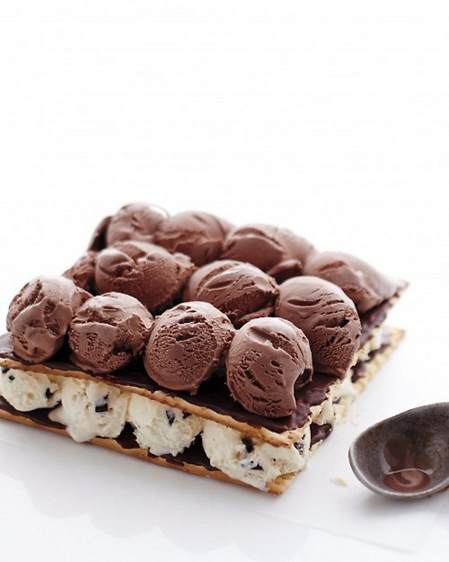 in-my-mouth:  Cookies and Cream Ice Cream Sandwich with Chocolate Ice Cream Topping