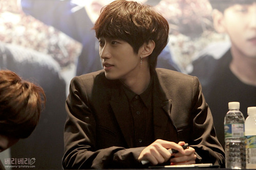 usabana:  140124 Leader Jinyoung at Gwanghwamun Hottracks Fansign cr. veryberry-jy