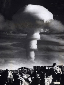 collectivehistory:  British nuclear tests of the hydrogen bomb took place in Christmas Island sometime between 1956 and 1958 (The Telegraph) 