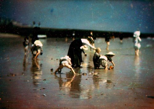 collectorsweekly:  Experimental color photographs taken around Brighton, England, by Otto Pfenninger, 1906.