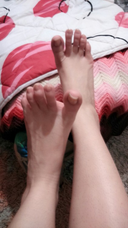 barefootwomen101: sundaysfeet: yummy