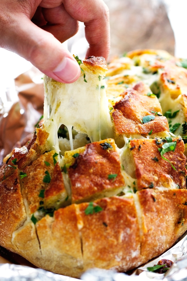 do-not-touch-my-food:    Cheesy Garlic Pull Apart Bread    I know how to do this