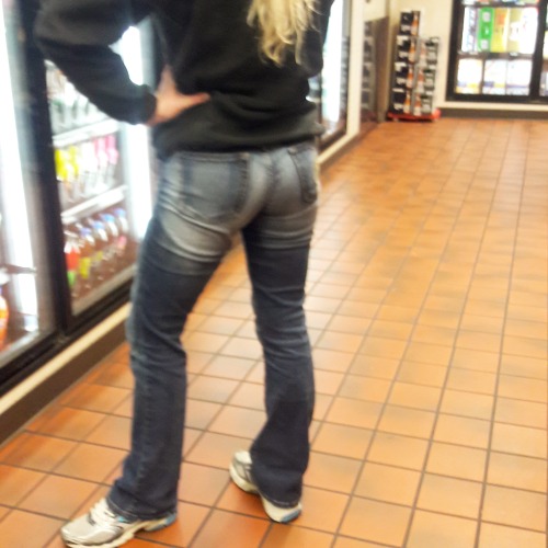 creeplvr5:Blonde in jeans @creeplvr5