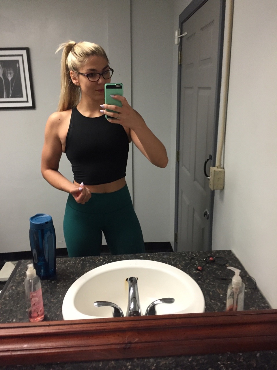 fitnika:  Selfiez of the day   I rolled my ankle at the begging of my workout but