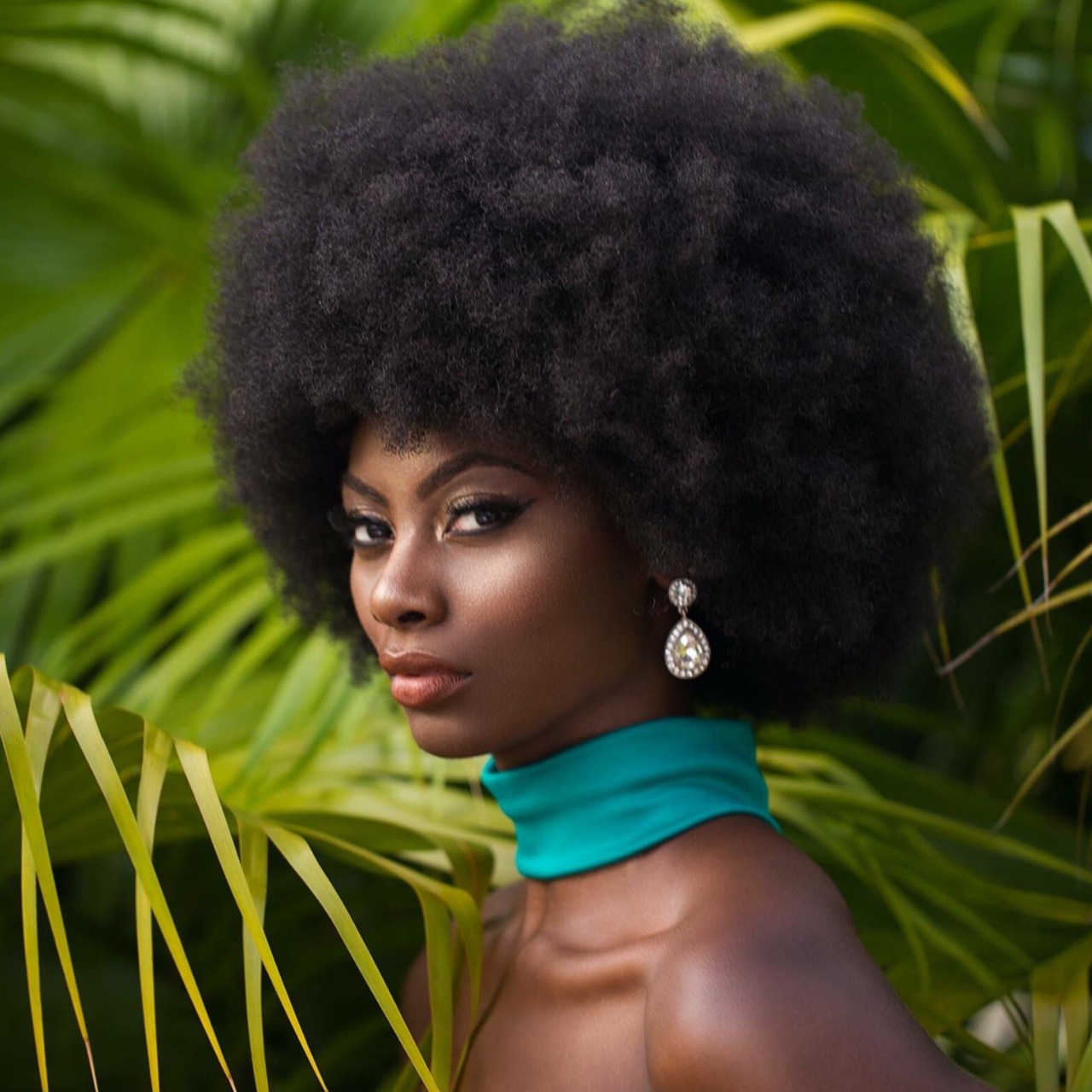 blackfashion:  She’s A Mess Of Gorgeous, Chaos And You Can See It In Her Eyes.