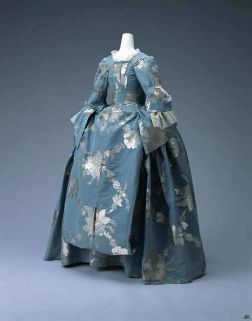 ephemeral-elegance:Spitafields Silk Taffeta Mantua, ca. 1740-50svia KCI