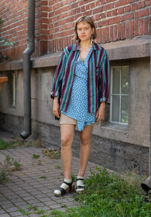 hel-looks:Julia, 21“I’m wearing my mom’s old dotted shirt that my grandma had made