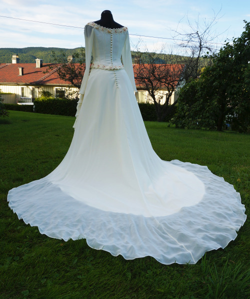 branna-laurelin:Hey sweetlings! I’m selling my beautiful Elven-style wedding gown that I wore when g