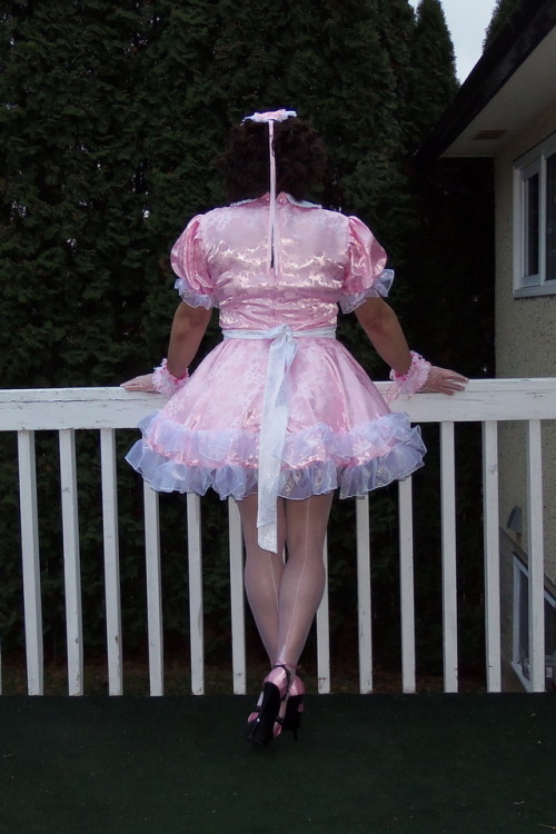 feminization:Cute Maid in PIIIINK!! :-)I like want this like sohh bad