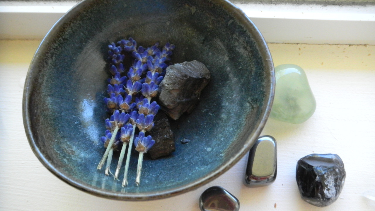 cloverfaerie:  I just can’t get over how lovely this lavender and charcoal look