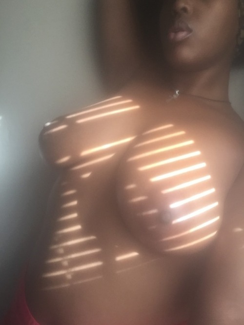 glamazontyomi:  Playing with God through my window blinds