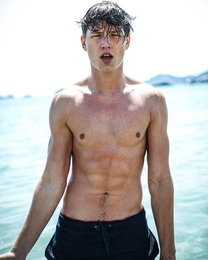 thestudfarm:Simon LoofExplore the archives