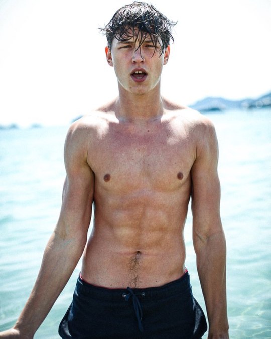thestudfarm:Simon LoofExplore the archives