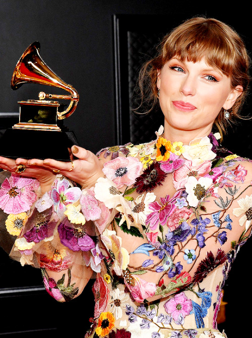 tswiftsedits:Taylor Swift, winner of Album of the Year for ‘Folklore’, poses in the media room durin