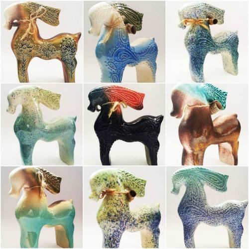 lamus-dworski:Horse statuettes from region of Warmia, Poland.Made by Kaflarnia Warmińska.