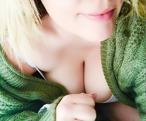 hellovagrrl:  Happy Saturday! 💖✌🏻
