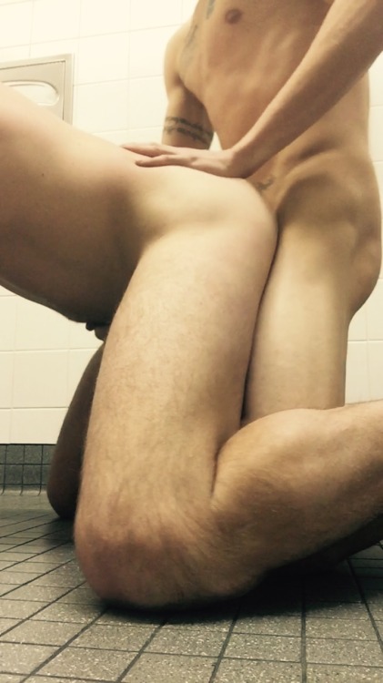dillonandersonxxx:  More of the boy from CO. Airports are fun. 