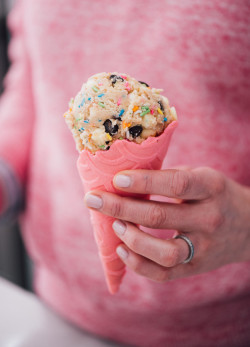 buzzfeed: buzzfeedphoto:  You GUYS.  New York City has a freaking COOKIE DOUGH CAFE so obviously we had to go. And it was everything. 📷 : Taylor Miller/BuzzFeed  The shop serves up raw, ready-to-eat dough that’s safe to eat on its own — because