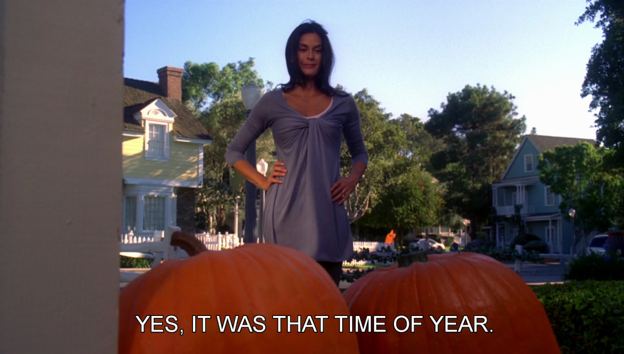 Susan Delfino è in piedi davanti a delle grandi zucche durante un episodio a tema Halloween di Desperate Housewives.