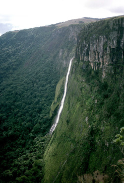 vacants:  Mutarazi Falls, March 1976. (by