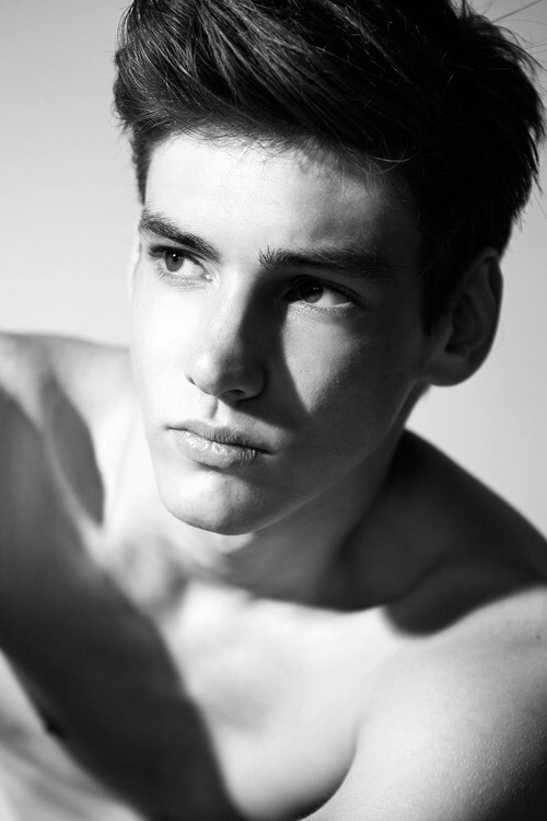 kobe5623:  one-time-come-back-king:  🐉 Brenton Thwaites  There’s a handsome