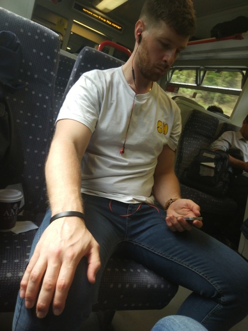 Damn big hands, big thighs. Is there anything that&rsquo;s not big on him? @everydayhotness@tube