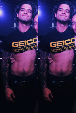 supermanindisguise:  zacefronsbf:  Tyler Posey in Chicago, IL (November 10th)  My god he is hot.  