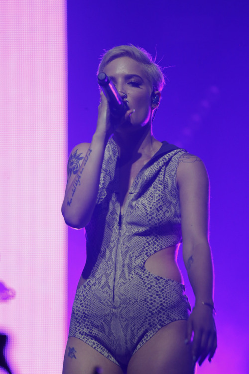 halseyupdates:[MQ] Halsey performing in New York - 22/10 (photos by Oliver L’Eroe)