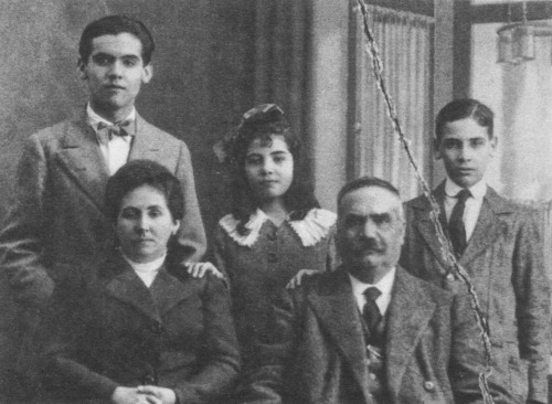 Federico García Lorca. Com a família (fotos 1 e 2); em Granada (foto 3); em Vermont (foto 4); com Salvador Dalí (foto 5); com amigos da residência de estudantes (foto 6); em Columbia (foto 9).