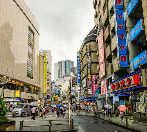 heartisbreaking: Backstreet Near Shibuya Crossing Panorama by damiengabrielson.com on Flickr.