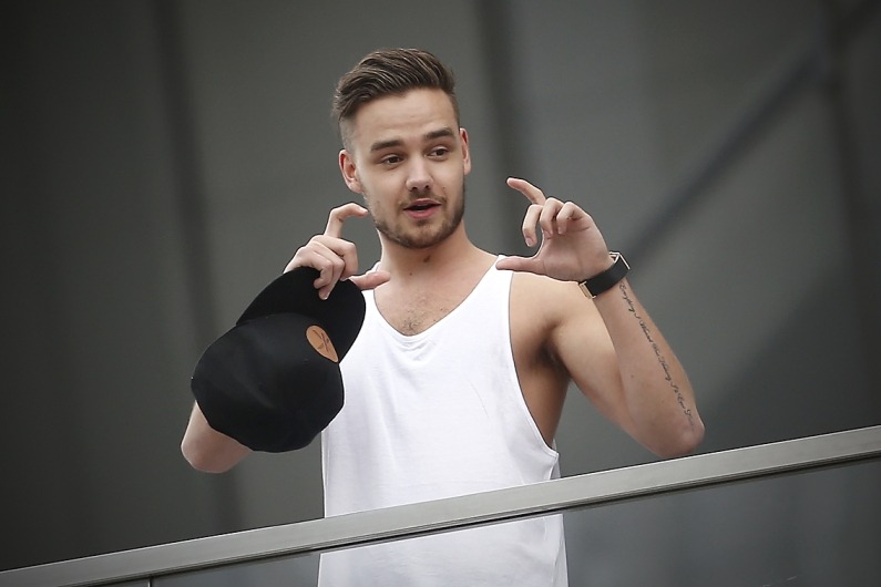 direct-news:  HQ - Liam saying hi to the fans at the hotel in Lima, Perú. 